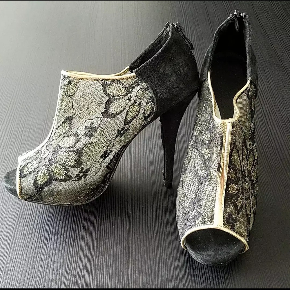 Elegant Black and Gold Peep-Toe Heels